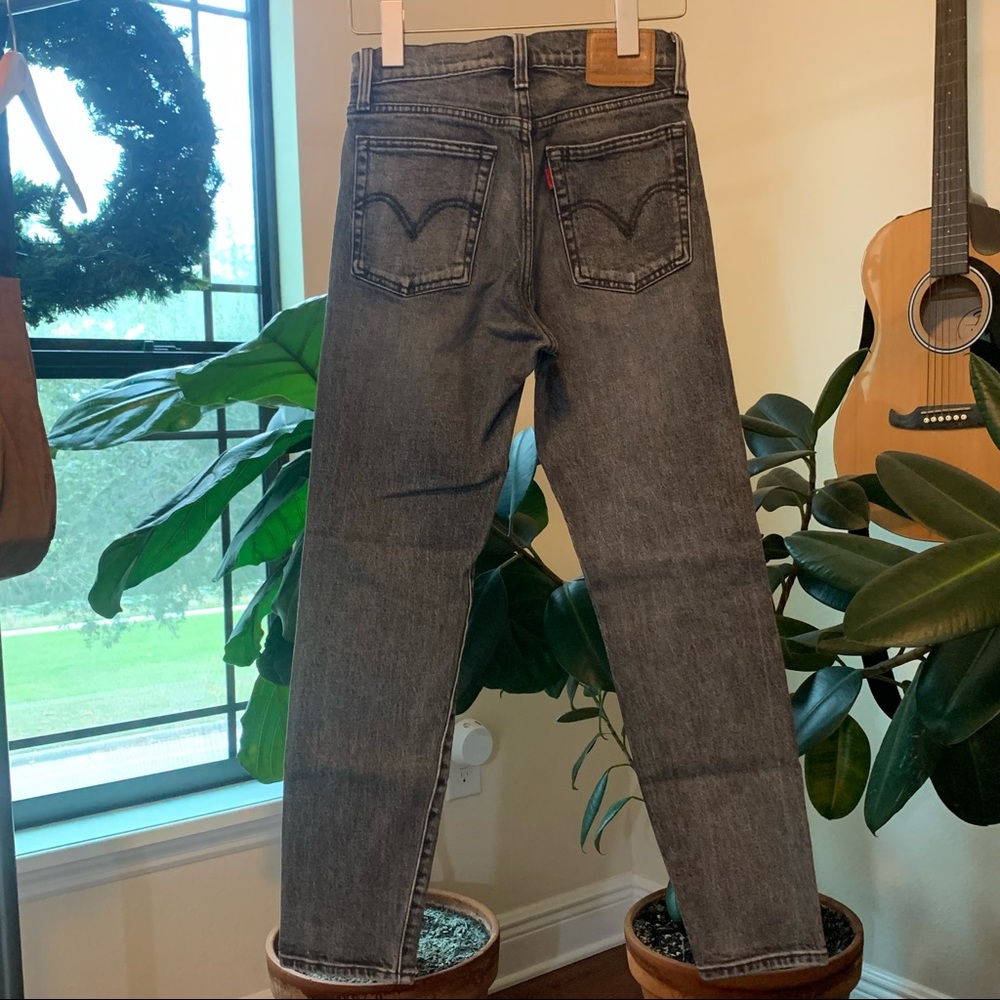 black/grey levi’s